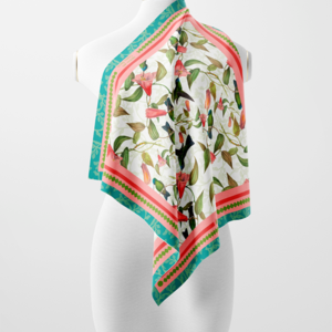 Pañuelo Carmen Vintage con diseño inspirado en colibríes y naturaleza de Costa Rica.