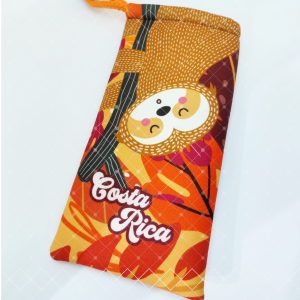 Bolsa para lentes oso perezoso naranja en neopreno con diseño inspirado en Costa Rica.
