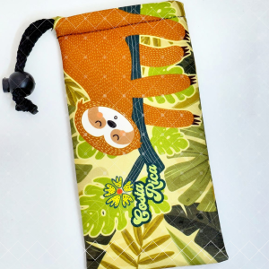 Bolsa para lentes oso perezoso verde oliva en neopreno con diseño inspirado en Costa Rica.