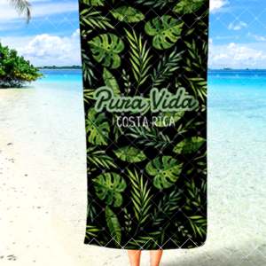 Paño de playa Costa Rica con hojas tropicales y frase Pura Vida, ligero y de secado rápido.